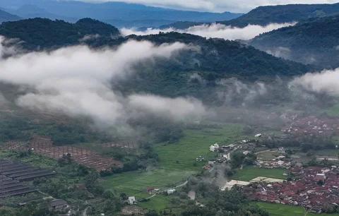 Foto udara barisan pegunungan usai diguyur hujan di kawasan Rumpin, Bogor, Jawa Barat, Jumat (02/01/2026).