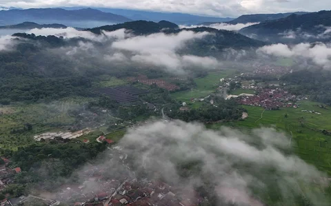 Foto udara barisan pegunungan usai diguyur hujan di kawasan Rumpin, Bogor, Jawa Barat, Jumat (02/01/2026).