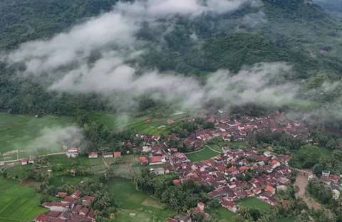 Foto udara barisan pegunungan usai diguyur hujan di kawasan Rumpin, Bogor, Jawa Barat, Jumat (02/01/2026).