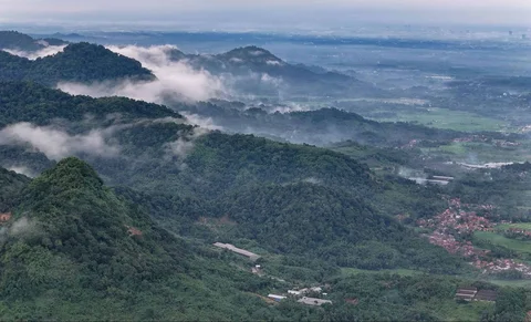 Foto udara barisan pegunungan usai diguyur hujan di kawasan Rumpin, Bogor, Jawa Barat, Jumat (02/01/2026).