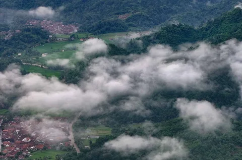 Foto udara barisan pegunungan usai diguyur hujan di kawasan Rumpin, Bogor, Jawa Barat, Jumat (02/01/2026).