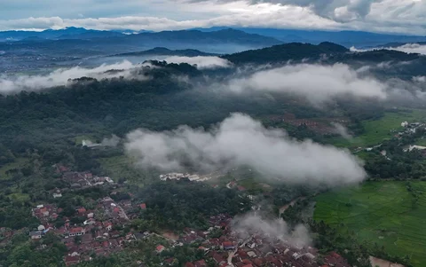 Foto udara barisan pegunungan usai diguyur hujan di kawasan Rumpin, Bogor, Jawa Barat, Jumat (02/01/2026).