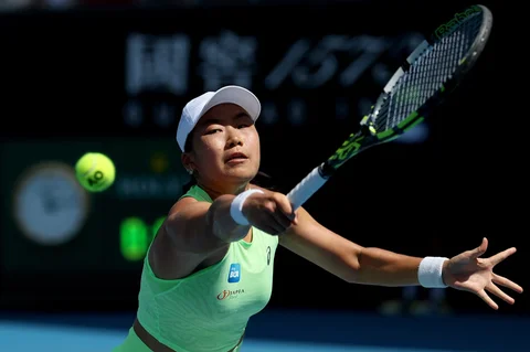 Petenis Janice Tjen memukul bola balasan dari Leylah Fernandez dari Kanada selama pertandingan tunggal putri mereka pada hari ketiga turnamen tenis Australian Open di Melbourne, Selasa (20/01/2026).