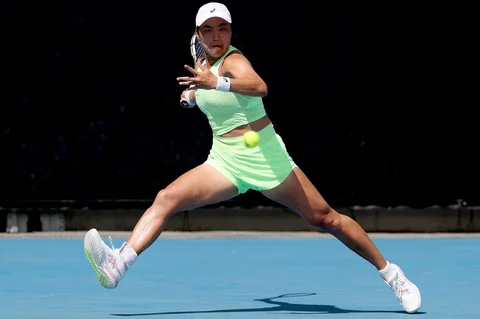 Petenis Janice Tjen memukul bola balasan dari Leylah Fernandez dari Kanada selama pertandingan tunggal putri mereka pada hari ketiga turnamen tenis Australian Open di Melbourne, Selasa (20/01/2026).