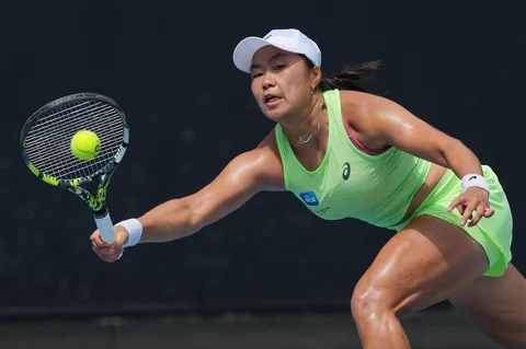 Petenis Janice Tjen memukul bola balasan dari Leylah Fernandez dari Kanada selama pertandingan tunggal putri mereka pada hari ketiga turnamen tenis Australian Open di Melbourne, Selasa (20/01/2026).