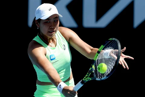 Petenis Janice Tjen memukul bola balasan dari Leylah Fernandez dari Kanada selama pertandingan tunggal putri mereka pada hari ketiga turnamen tenis Australian Open di Melbourne, Selasa (20/01/2026).