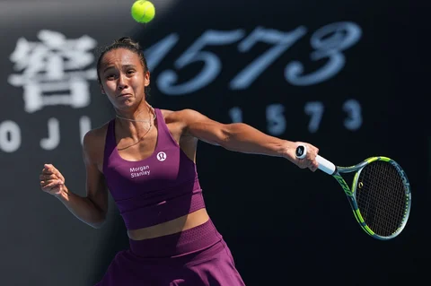 Petenis Leylah Fernandez dari Kanada melakukan pukulan forehand untuk mengembalikan bola ke arah Janice Tjen dari Indonesia selama pertandingan putaran pertama mereka di kejuaraan tenis Australia Terbuka di Melbourne, Australia, Selasa (20/01/2026).