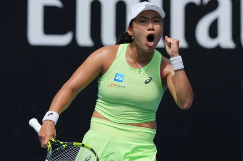 Petenis tunggal putri Indonesia Janice Tjen melakukan selebrasi usai mengalahkan unggulan ke-22 asal Kanada Leylah Fernandez pada babak pertama Australia Open 2026 di ANZ Arena Melbourne Park Selasa (20/1/2026).