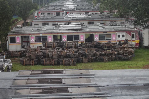 Tumpukan gerbong kereta rel listrik (KRL) bekas di Jalan Kampung Rawageni, Cipayung, Kota Depok, Selasa (20/01/2026).