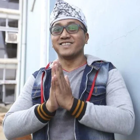 Suami mendiang Lina Jubaedah, Teddy Pardiyana mendatangi Mapolrestabes Bandung, Jumat (10/1/2020). (Liputan6.com/Huyogo Simbolon)