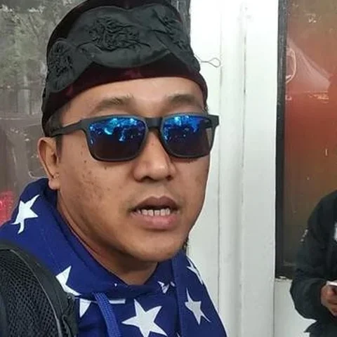 Suami mendiang Lina Jubaedah, Teddy Pardiyana mendatangi Mapolrestabes Bandung, Jumat (10/1/2020). (Liputan6.com/Huyogo Simbolon)