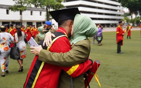 Seorang ibu memeluk anaknya usai prosesi wisuda, pendidikan Akademi Militer. di Mabesad, jakarta, Selasa (2001/2026).