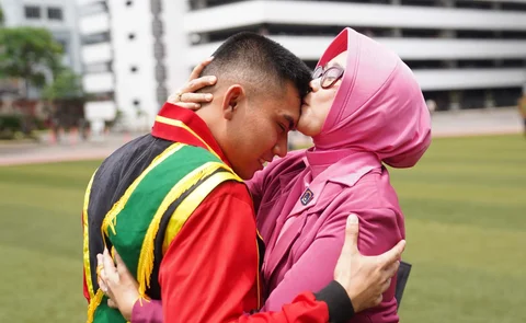 Seorang ibu memeluk anaknya usai prosesi wisuda, pendidikan Akademi Militer. di Mabesad, jakarta, Selasa (2001/2026).