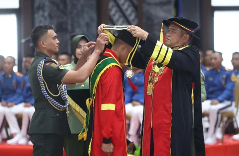 Kepala Staf Angkatan Darat Jenderal TNI Maruli Simanjuntak memimpin wisuda 380 Perwira Remaja Abituren Akademi Militer Tahun Akademik 2025 di Markas Besar Angkatan Darat, Selasa (20/01/2026).