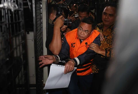 Bupati Pati, Sudewo dikawal petugas masuk ke dalam mobil tahanan usai menjalani pemeriksaan intensif di Gedung Merah Putih Komisi Pemberantasan Korupsi (KPK), Jakarta, Selasa (20/1/2026) malam.