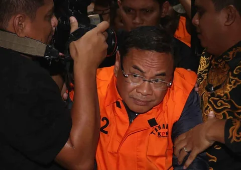 Bupati Pati, Sudewo dikawal petugas masuk ke dalam mobil tahanan usai menjalani pemeriksaan intensif di Gedung Merah Putih Komisi Pemberantasan Korupsi (KPK), Jakarta, Selasa (20/1/2026) malam.