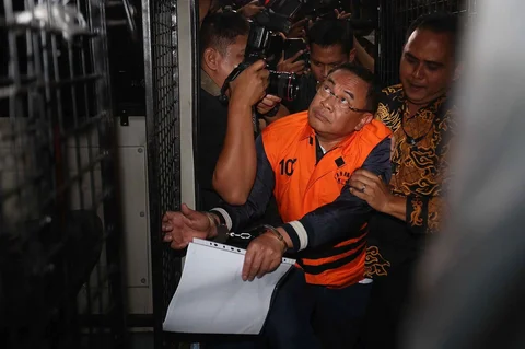Bupati Pati, Sudewo dikawal petugas masuk ke dalam mobil tahanan usai menjalani pemeriksaan intensif di Gedung Merah Putih Komisi Pemberantasan Korupsi (KPK), Jakarta, Selasa (20/1/2026) malam.
