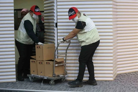 Petugas membawa tumpukan uang barang bukti Operasi Tangkap Tangan (OTT) Bupati Pati Sudewo di Gedung Merah Putih Komisi Pemberantasan Korupsi (KPK), Jakarta, Selasa (20/1/2026) malam