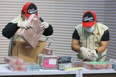 Petugas menyusun tumpukan uang barang bukti Operasi Tangkap Tangan (OTT) Bupati Pati Sudewo di Gedung Merah Putih Komisi Pemberantasan Korupsi (KPK), Jakarta, Selasa (20/1/2026) malam