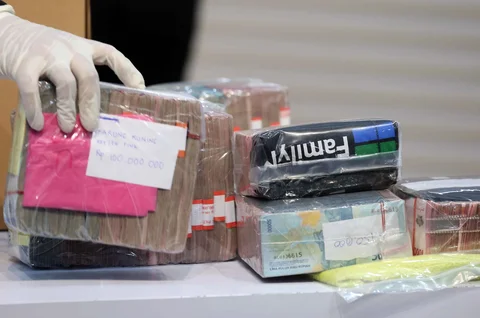 Petugas menyusun tumpukan uang barang bukti Operasi Tangkap Tangan (OTT) Bupati Pati Sudewo di Gedung Merah Putih Komisi Pemberantasan Korupsi (KPK), Jakarta, Selasa (20/1/2026) malam