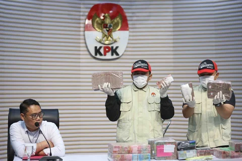 Petugas menunjukkan uang barang bukti Operasi Tangkap Tangan (OTT) Bupati Pati Sudewo di Gedung Merah Putih Komisi Pemberantasan Korupsi (KPK), Jakarta, Selasa (20/1/2026) malam