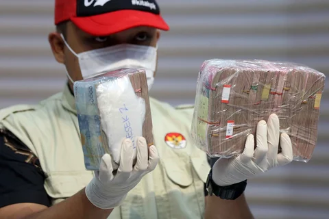 Petugas menunjukkan uang barang bukti Operasi Tangkap Tangan (OTT) Bupati Pati Sudewo di Gedung Merah Putih Komisi Pemberantasan Korupsi (KPK), Jakarta, Selasa (20/1/2026) malam