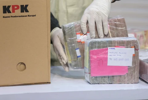 Petugas menyusun tumpukan uang barang bukti Operasi Tangkap Tangan (OTT) Bupati Pati Sudewo di Gedung Merah Putih Komisi Pemberantasan Korupsi (KPK), Jakarta, Selasa (20/1/2026) malam