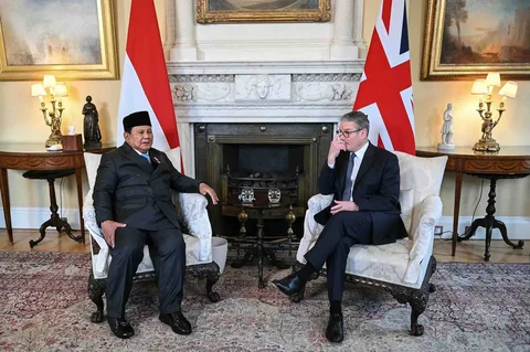Presiden Prabowo Subianto berbincang dengan Perdana Menteri Inggris Keir Starmer di Downing Street 10, London, Inggris, Selasa (20/1/2026).