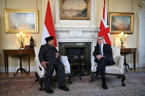 Presiden Prabowo Subianto berbincang dengan Perdana Menteri Inggris Keir Starmer di Downing Street 10, London, Inggris, Selasa (20/1/2026).