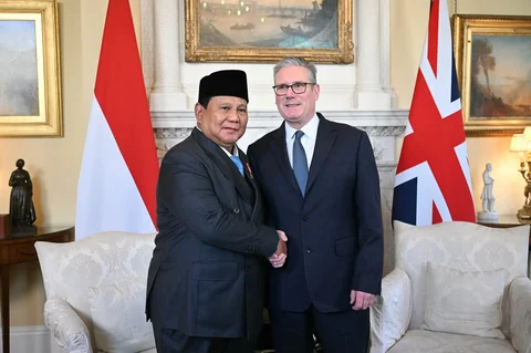 Presiden Prabowo Subianto bersalaman dengan Perdana Menteri Inggris Keir Starmer di Downing Street 10, London, Inggris, Selasa (20/1/2026).