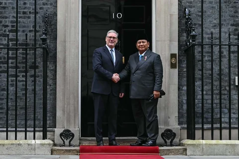 Presiden Prabowo Subianto bersalaman dengan Perdana Menteri Inggris Keir Starmer di Downing Street 10, London, Inggris, Selasa (20/1/2026).