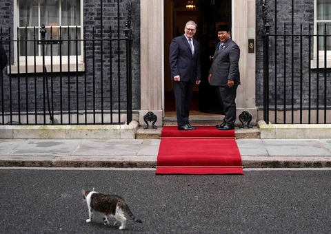 Perdana Menteri Inggris Keir Starmer menyambut Presiden Prabowo Subianto di 10 Downing Street saat Larry, kucing ikonik Kantor Kabinet Inggris, melintas di hadapan mereka, Selasa (20/01/2026).