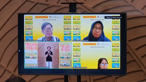 Sambungan via daring dengan peneliti Tolak Angin Dr. apt. Ipang Djunarko, S.Si., M.Sc; apt. Phebe Hendra, Ph.D, ; Dr. dr. Neni Susilaningsih, M.Si.