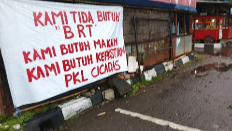 Terancam Tergusur, PKL Cicadas&ndash;Kosambi Protes Rencana Pembangunan Jalur BRT