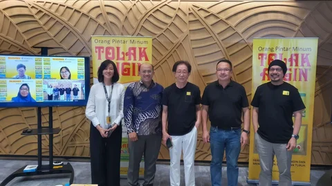 Ki-ka: Dr. apt. Ipang Djunarko, S.Si., M.Sc (daring), apt. Phebe Hendra, Ph.D, (daring) Dr. dr. Neni Susilaningsih, M.Si (daring); Direktur Marketing  PT Industri Jamu Dan Farmasi Sido Muncul Tbk, Maria Reviani; Komisaris Independen PT Industri Jamu dan Farmasi Sido Muncul Tbk,  DR. Dr. Adib Khumaidi, Sp.OT; Direktur PT Industri Jamu Dan Farmasi Sido Muncul Tbk, Dr. (H.C.) Irwan Hidayat; Prof.Rhenald Kasali,Ph.D (BA Tolak Angin); Andy F. Noya (BA Tolak Angin).