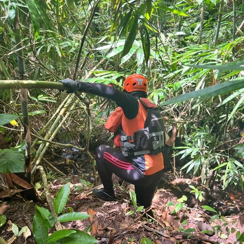 Pencarian Ibu dan Anak Terseret Air Bah