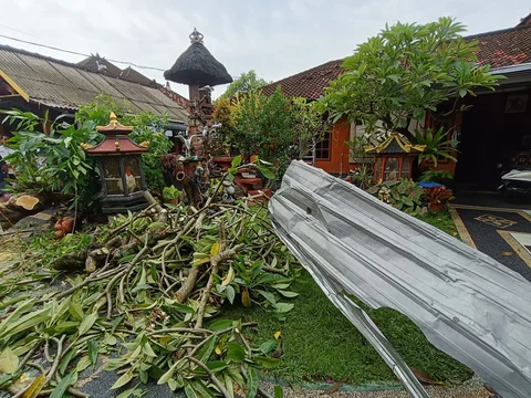Angin Puting Beliung Rusak Puluah Rumah Warga di Kota Denpasar, Begini Kondisinya