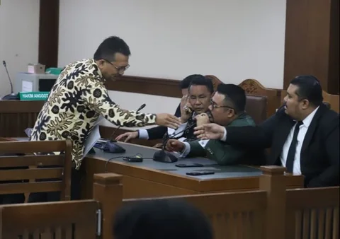 Mantan General Manager Fixed Income PT Bhakti Investama Togi Sitindaon usai memberikan keterangan dalam sidang gugatan perdata CMNP melawan MNC Asia Holding di Pengadilan Negeri Jakarta Pusat, Rabu (21/01/2026).