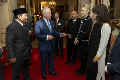 Presiden Indonesia Prabowo Subianto  bersama Raja Inggris Charles III, Utusan Khusus Presiden Bidang Energi dan Lingkungan Hidup Hashim Djojohadikusumo,  putra Presiden Prabowo  Didit Hediprasetyo dan Direktur Eksekutif Panel Penasihat Internasional tentang Kredit Keanekaragaman Hayati, Marianne Haahr berbincang setelah audiensi di Clarence House di London, Inggris, Selasa (21/01/2026).