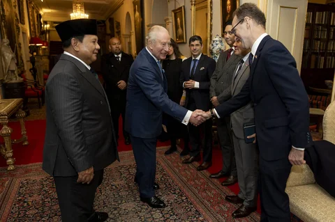 Raja Charles III dari Inggris (tengah) dan Presiden Indonesia Prabowo Subianto (kiri) menyapa duta besar Inggris untuk Indonesia dan Timor Timur, Dominic Jermey (kanan), setelah audiensi di Clarence House di London, Inggris, Selasa (21/01/2026).