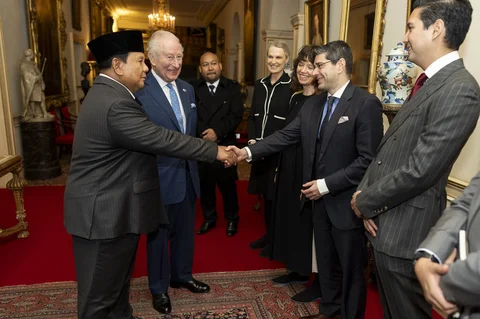 Presiden Indonesia Prabowo Subianto menyalami Kepala Petugas Alam di Lombard Odier Investment Managers Marc Palah disaksikan  Raja Charles III dari Inggris selama audiensi di Istana St James di London, Inggris, Selasa (21/01/2026).