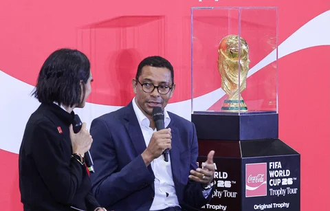 Mantan pemain sepak bola Gilberto Silva menyampaikan keterangan di samping trofi FIFA World Cup 2026 yang diperlihatkan di Jakarta International Convention Center (JICC), Senayan, Jakarta, Kamis (22/1/2026).