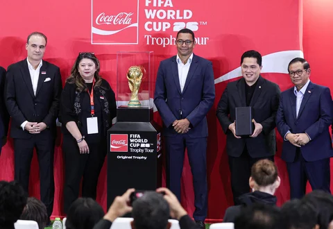 Menpora Erick Thohir (kanan) bersama Gubernur DKI Jakarta Pramono Anung (kedua kanan), President ASEAN & South Pacific The Coca-Cola Company Selman Careaga (kiri) dan mantan pemain sepak bola Gilberto Silva (ketiga kiri) foto bersama dengan trofi FIFA World Cup 2026 yang diperlihatkan di Jakarta International Convention Center (JICC), Senayan, Jakarta, Kamis (22/1/2026).