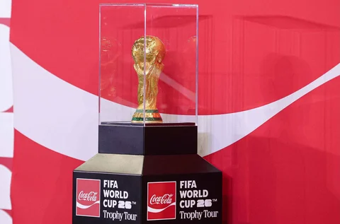 Trofi FIFA World Cup 2026 diperlihatkan kepada media saat Trophy Tour di Jakarta International Convention Center (JICC), Senayan, Jakarta, Kamis (22/1/2026).