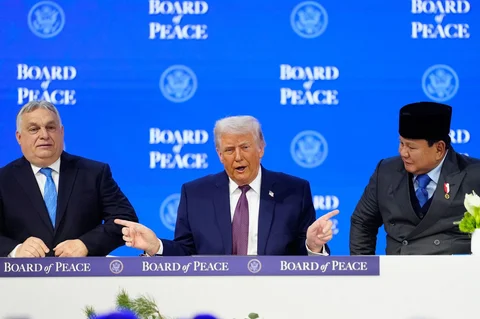 Presiden Donald Trump duduk di antara Presiden Indonesia Prabowo Subianto, kanan, dan Perdana Menteri Hongaria Viktor Orban, kiri, selama upacara penandatanganan inisiatif Dewan Perdamaiannya pada Pertemuan Tahunan Forum Ekonomi Dunia di Davos, Swiss, Kamis (22/01/2026).