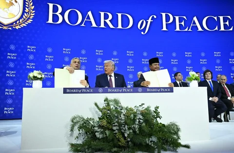 Presiden Prabowo Subianto dan Perdana Menteri Hungaria Viktor Orban (kiri) memegang piagam pendirian yang telah ditandatangani di samping Presiden AS Donald Trump pada pertemuan