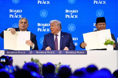 Presiden Donald Trump duduk di antara Presiden Indonesia Prabowo Subianto, kanan, dan Perdana Menteri Hongaria Viktor Orban, kiri, selama upacara penandatanganan inisiatif Dewan Perdamaiannya pada Pertemuan Tahunan Forum Ekonomi Dunia di Davos, Swiss, Kamis (22/01/2026).