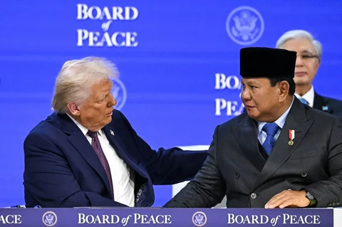 Presiden Prabowo Subianto  berbincang dengan Presiden AS Donald Trump pada pertemuan "Dewan Perdamaian" selama pertemuan tahunan Forum Ekonomi Dunia (WEF) di Davos pada 22 Januari 2026. Presiden AS Donald Trump akan memamerkan "Dewan Perdamaian" barunya di Davos, Swiss, Kamis (22/01/2026).