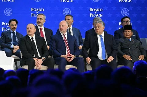 (Dari kiri) Menteri Luar Negeri Arab Saudi Faisal bin Farhan, Presiden Azerbaijan Ilham Aliyev, Menteri Luar Negeri Turki Hakan Fidan, mantan Perdana Menteri Bulgaria Rosen Zhelyazkov, Perdana Menteri Hungaria Viktor Orban, Presiden Indonesia Prabowo Subianto dan Perdana Menteri Mongolia Gombojav Zandanshatar menghadiri pertemuan "Dewan Perdamaian" selama pertemuan tahunan Forum Ekonomi Dunia (WEF) di Davos Swiss, Kamis (22/01/2026).
