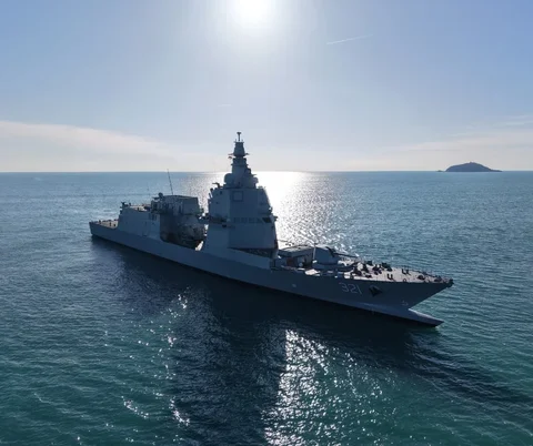 KRI Prabu Siliwangi-321 melaksanakan penembakan perdana Meriam Sovraponte 76 mm di perairan Italia, Kamis (22/01/2026).